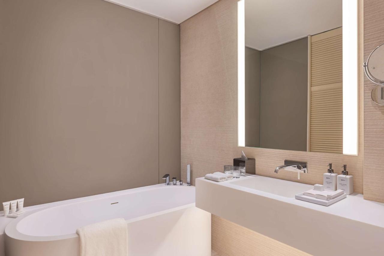 Radisson Beach Resort Palm Jumeirah Dubai Esterno foto